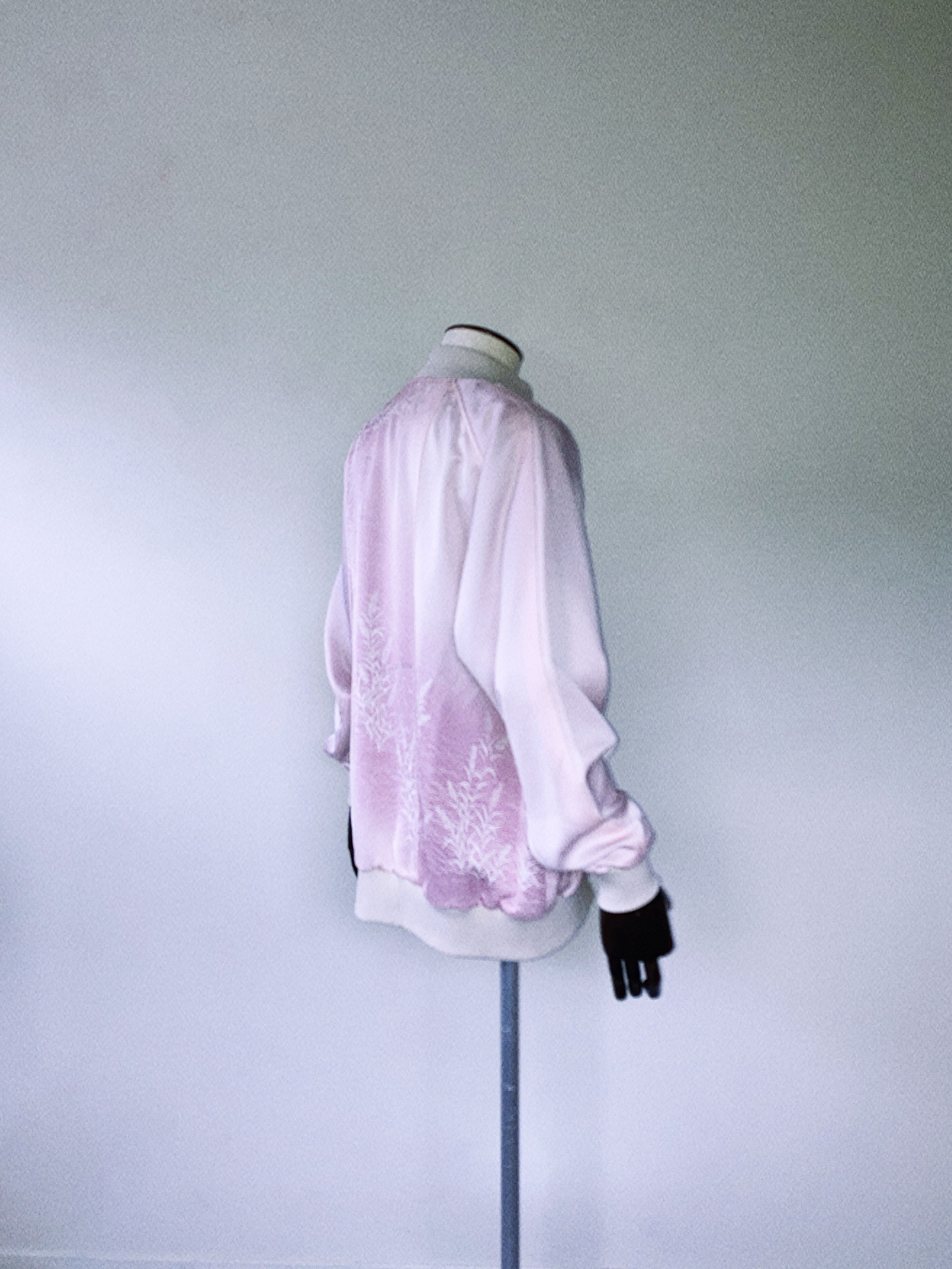 優美なピンクの絹ジャケット XL - 着物リメイク 手描き花柄 和柄 日本製 一点物**