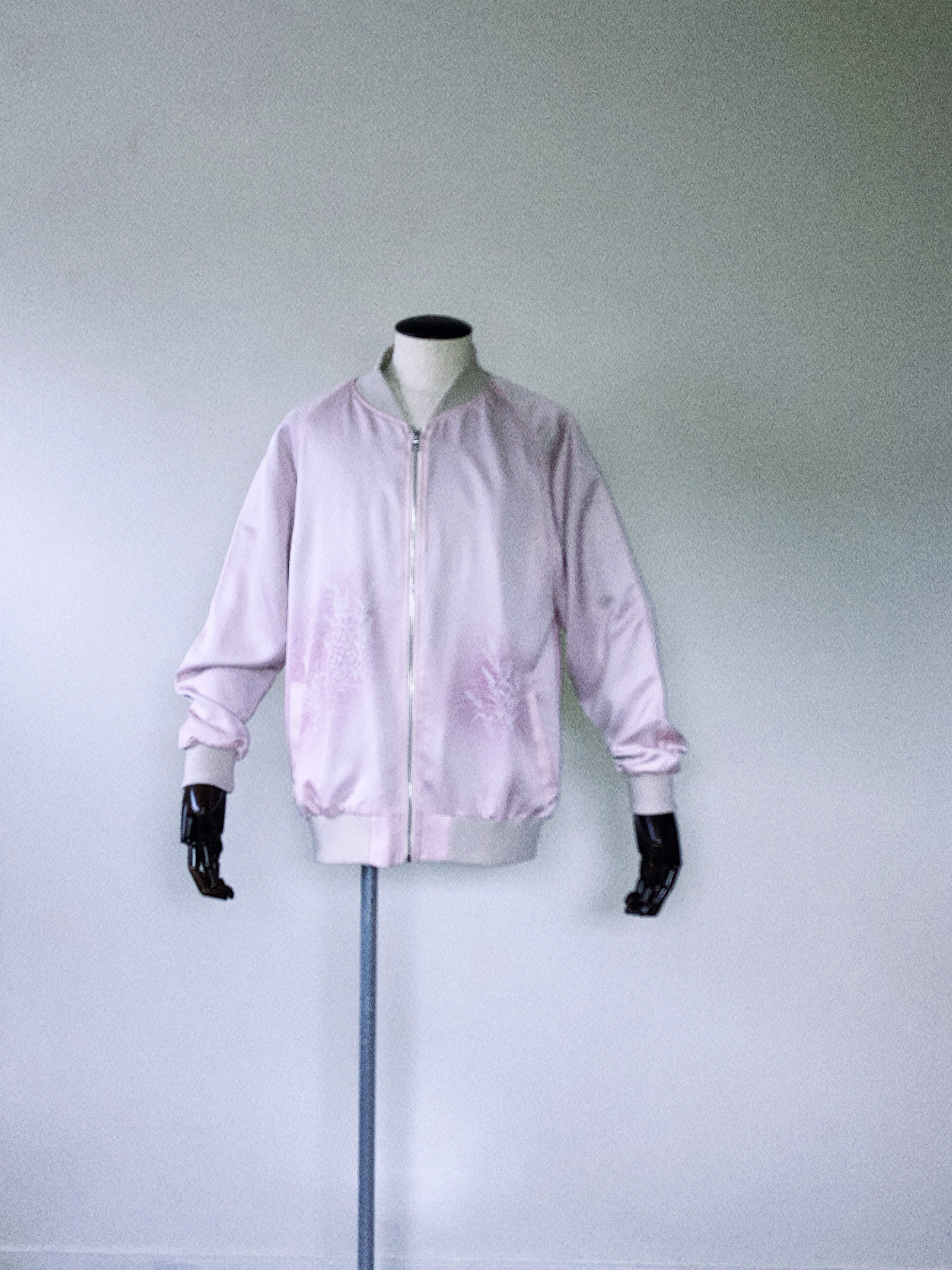 優美なピンクの絹ジャケット XL - 着物リメイク 手描き花柄 和柄 日本製 一点物**