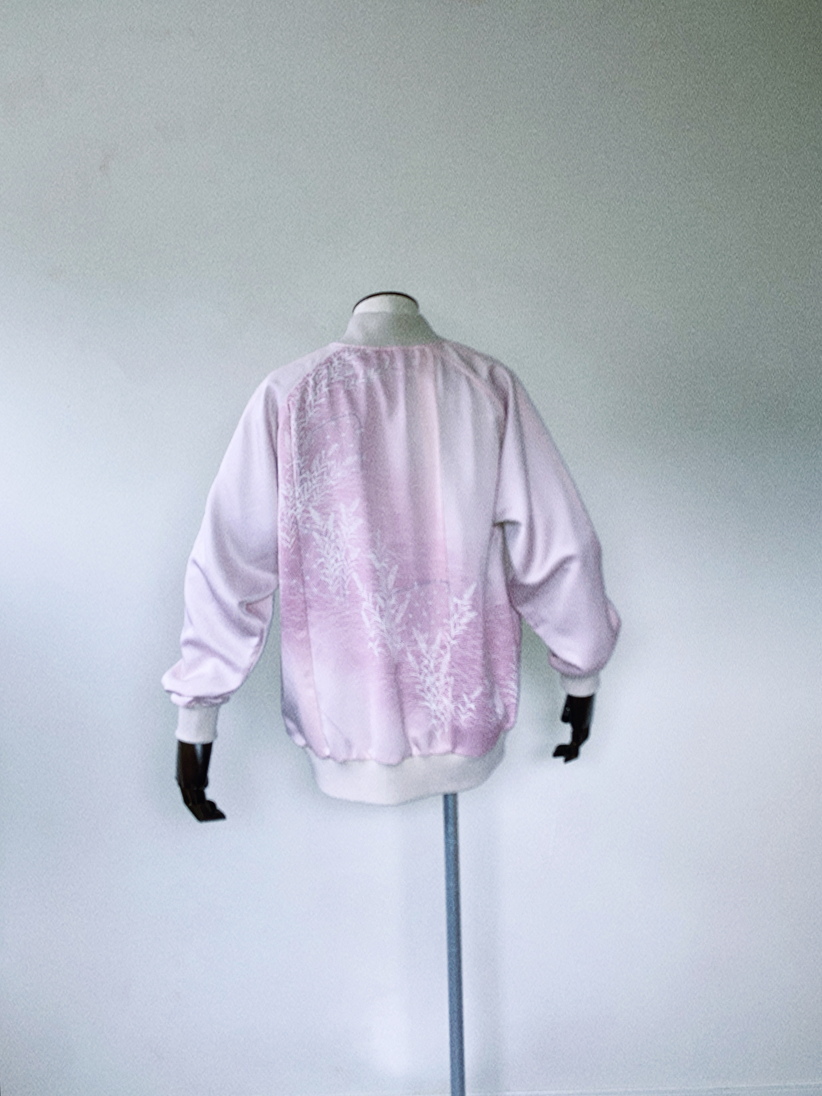 優美なピンクの絹ジャケット XL - 着物リメイク 手描き花柄 和柄 日本製 一点物**コート・ジャケット