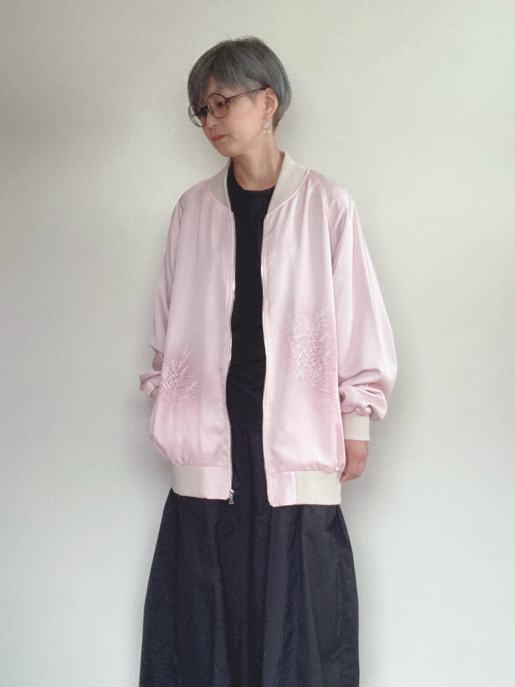 優美なピンクの絹ジャケット XL - 着物リメイク 手描き花柄 和柄 日本製 一点物**