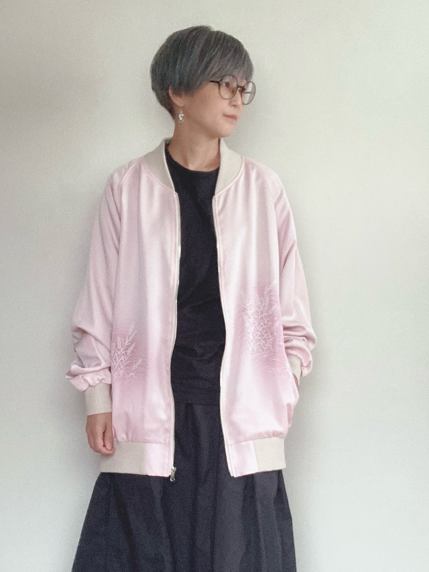 優美なピンクの絹ジャケット XL - 着物リメイク 手描き花柄 和柄 日本製 一点物**