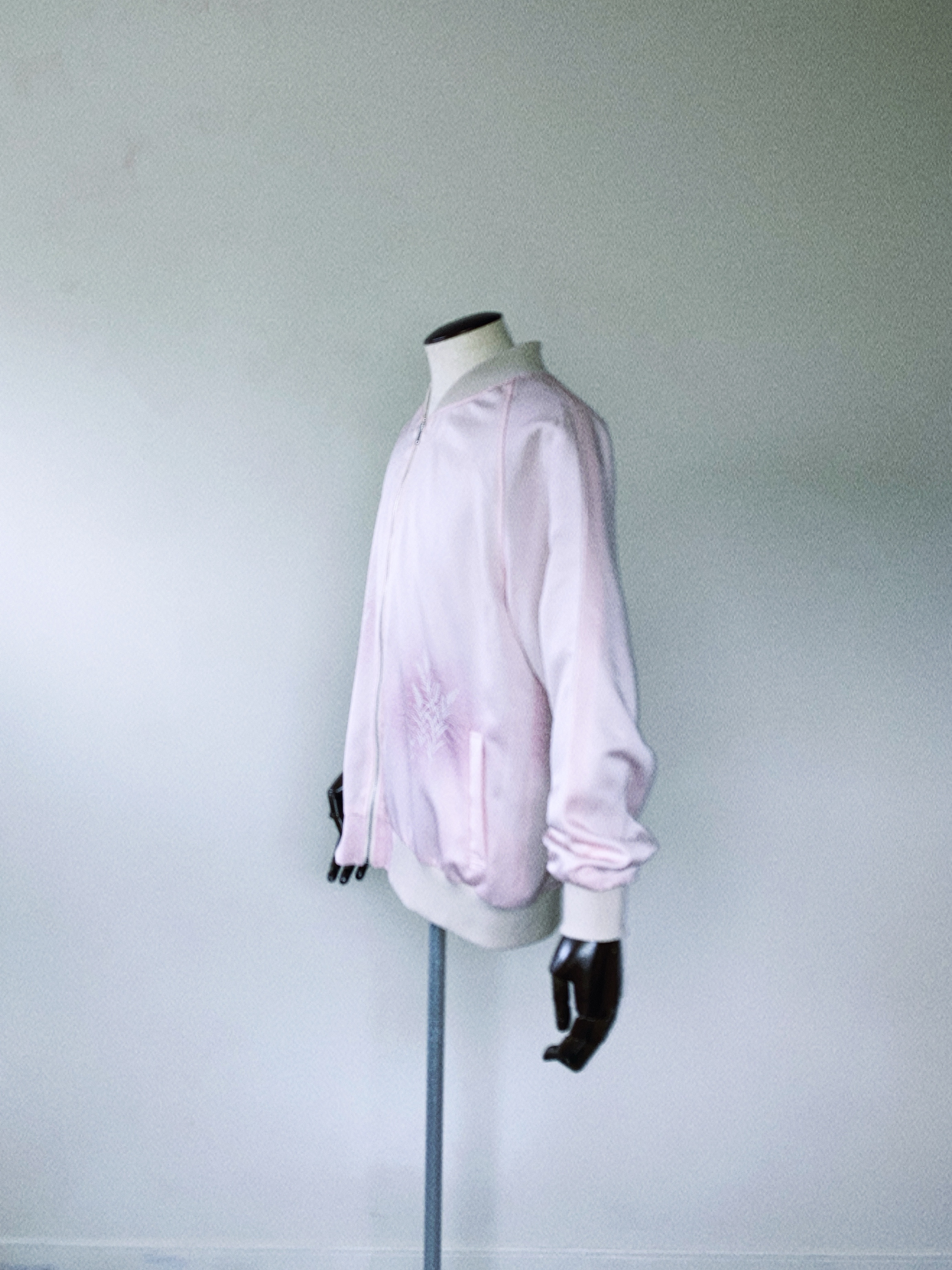 優美なピンクの絹ジャケット XL - 着物リメイク 手描き花柄 和柄 日本製 一点物**