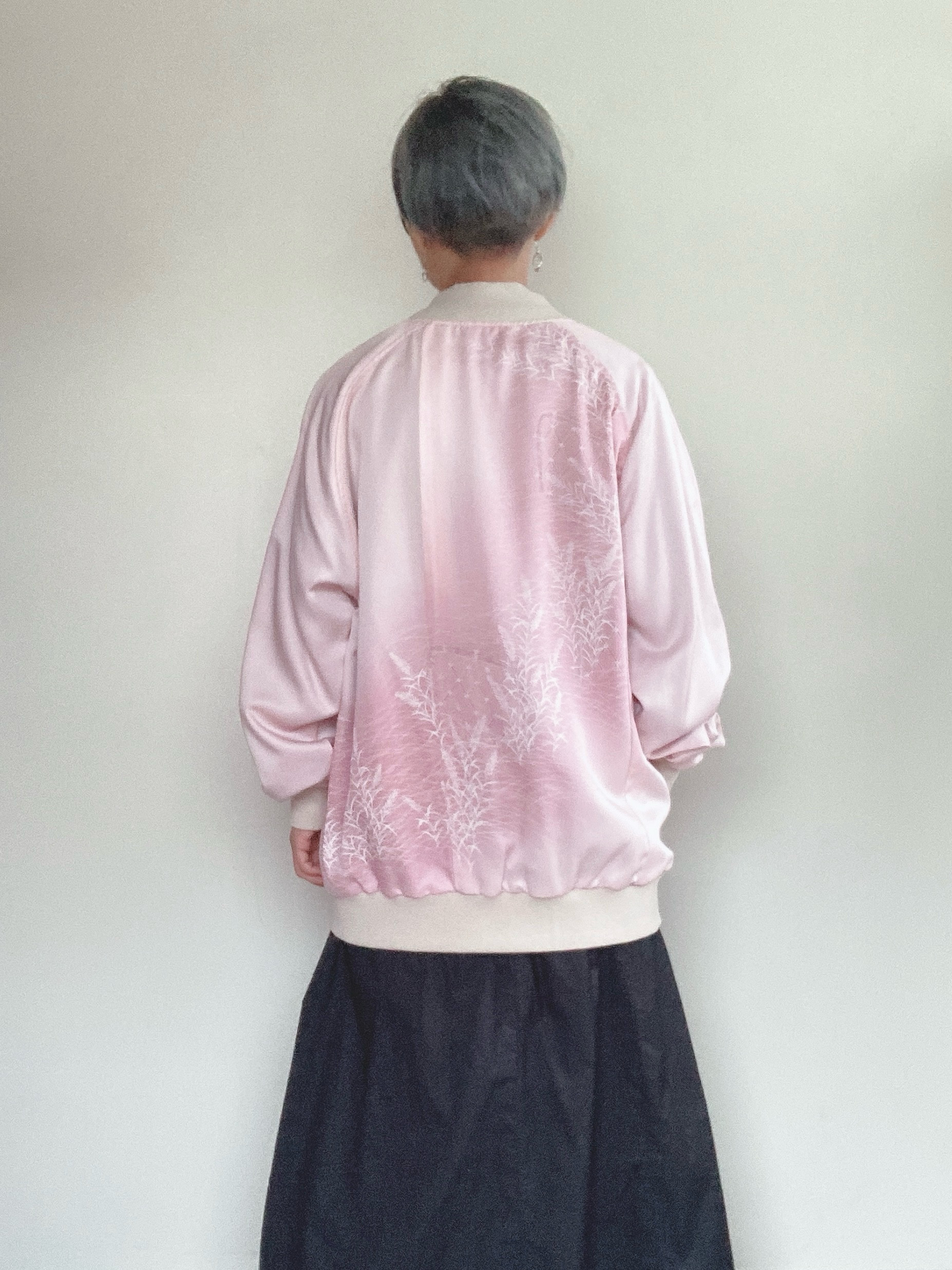 優美なピンクの絹ジャケット XL - 着物リメイク 手描き花柄 和柄 日本製 一点物**