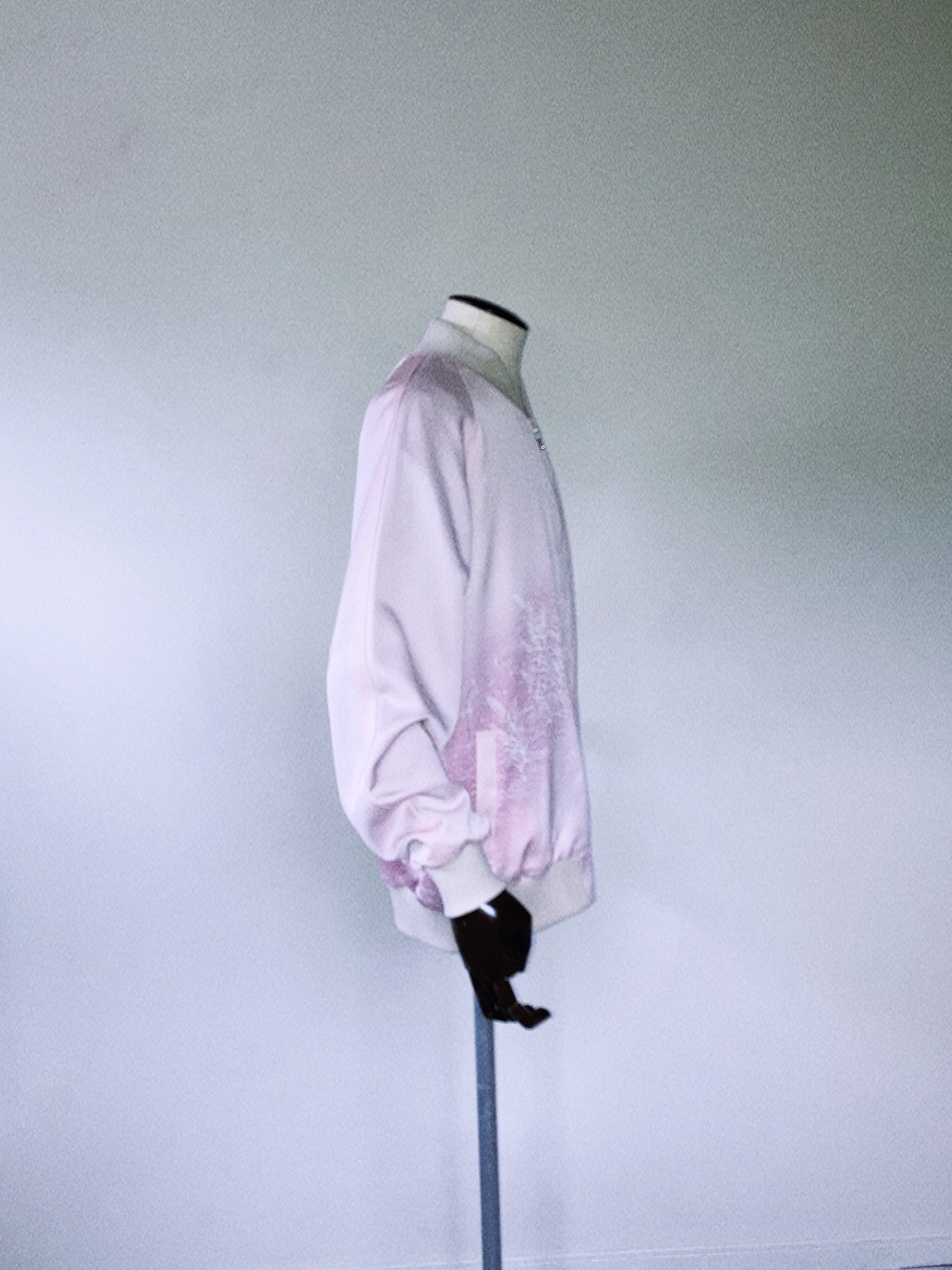 優美なピンクの絹ジャケット XL - 着物リメイク 手描き花柄 和柄 日本製 一点物**