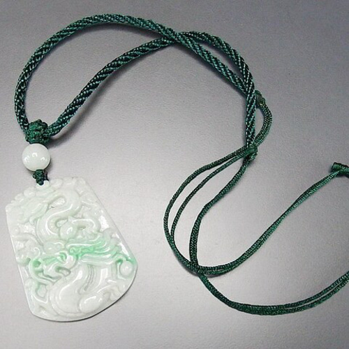 一点物緑入りひすい本翡翠天然石風水龍彫刻ペンダントトップ紐