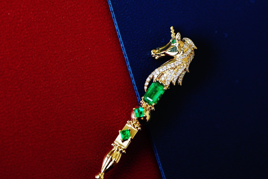 受注制作「ユニコーン」K18 天然エメラルド　ダイヤモンド　並び無い　高貴　5月誕生石 ペンダント　ブローチ2way