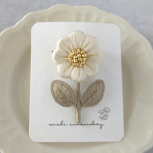 一輪の花刺繍ブローチ 〖エクリュ〗 ブローチ sachi embroidery 通販