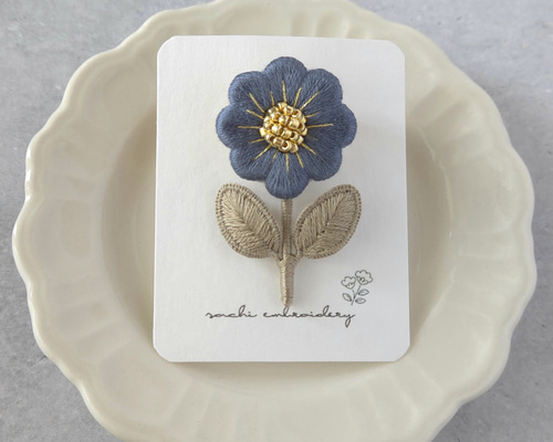 一輪の花刺繍ブローチ 〖ネイビー〗 ブローチ sachi embroidery