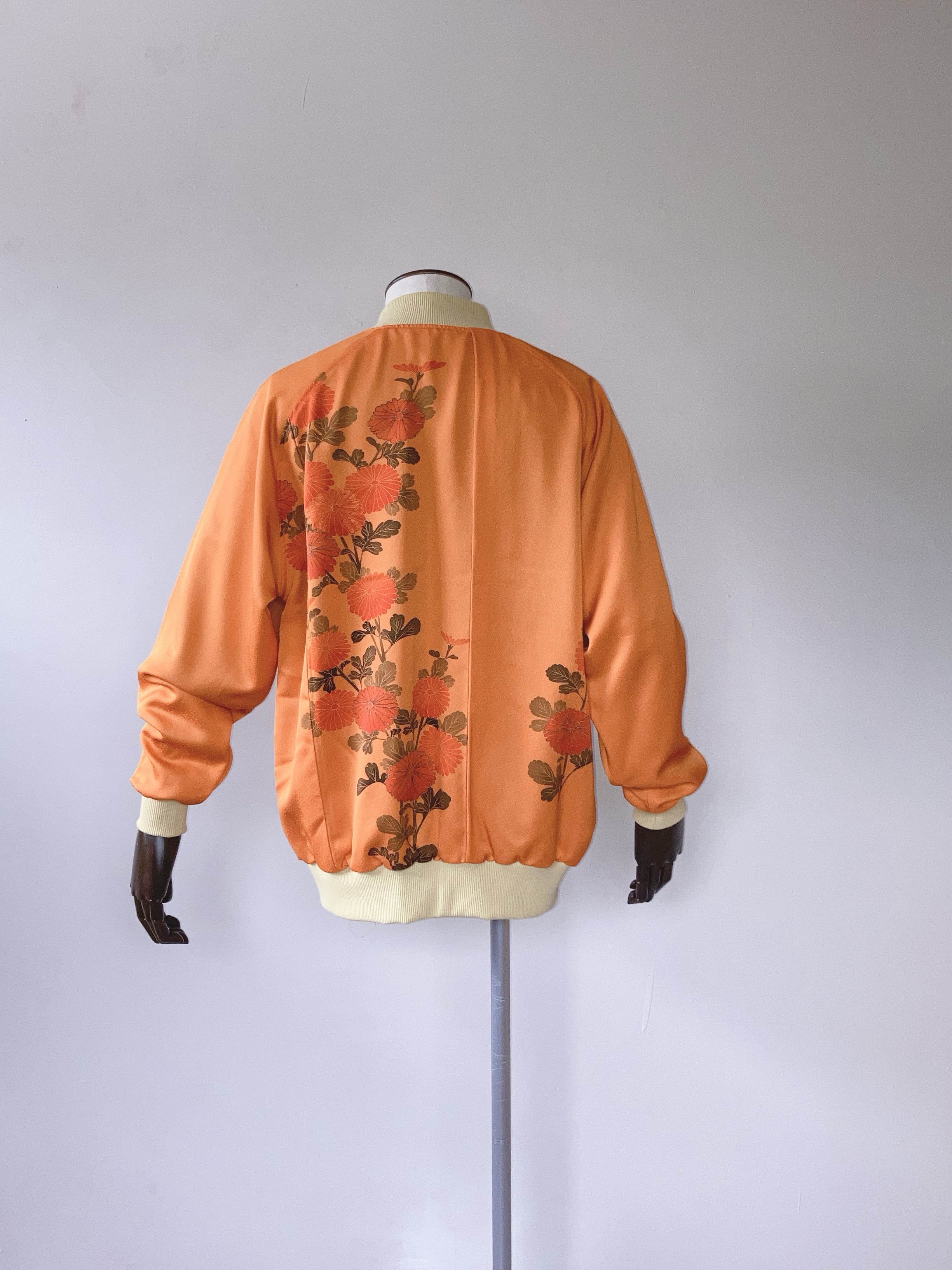 ヴィンテージオレンジの絹ジャケット XL - 着物リメイク 手描き菊柄 和柄 日本製 一点物