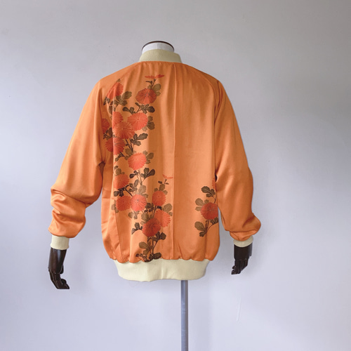 ヴィンテージオレンジの絹ジャケット XL - 着物リメイク 手描き菊柄 和
