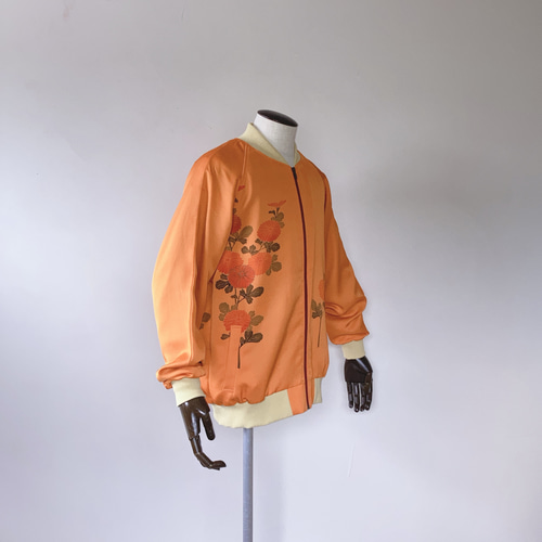 ヴィンテージオレンジの絹ジャケット XL - 着物リメイク 手描き菊柄 和
