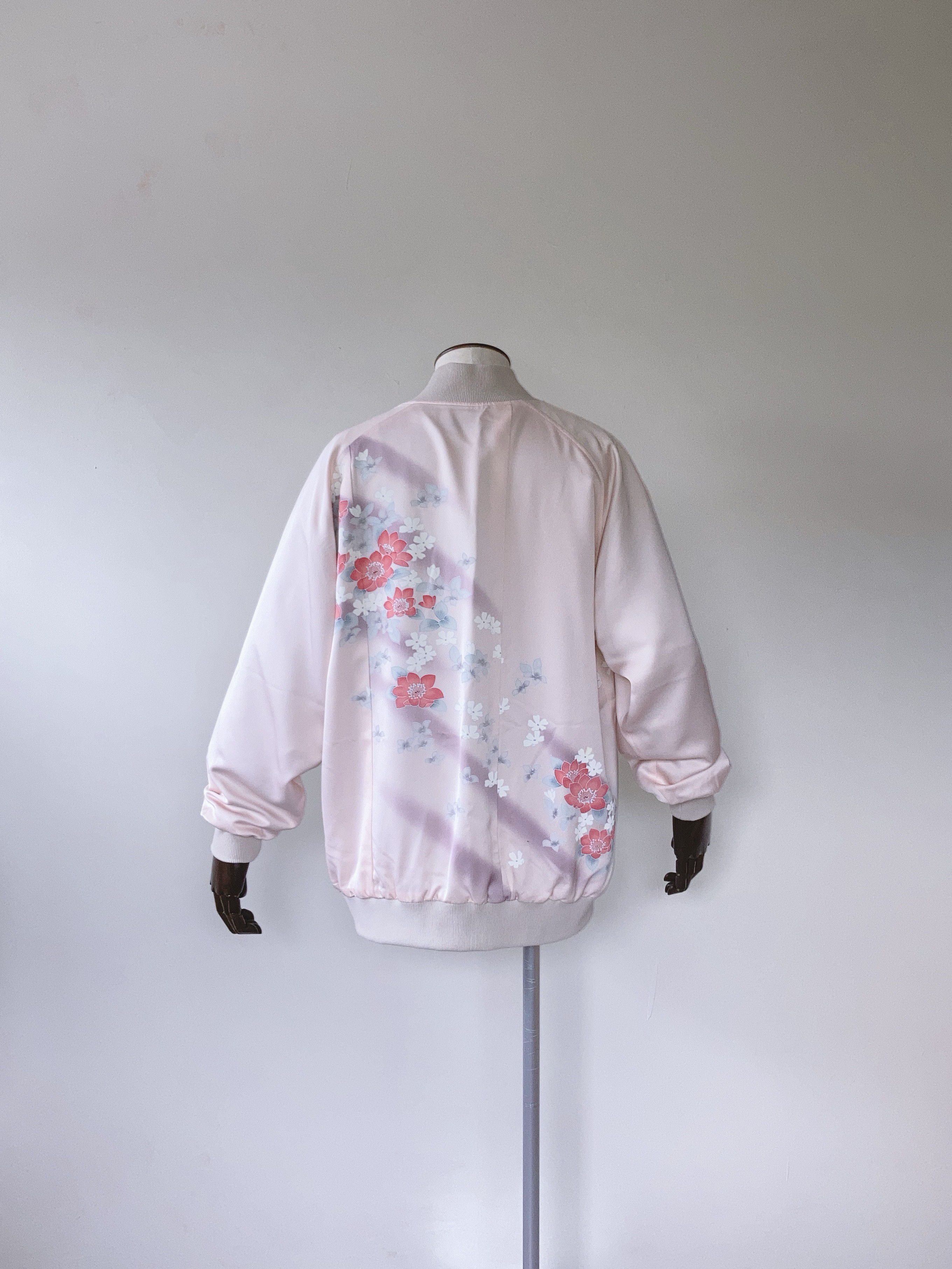 **淡いピンクの絹ジャケット 3XL - 着物リメイク 手描き花柄 和柄 日本製 一点物**