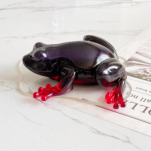 カエル 置物 ブラック レッド オーロラ ダーク オブジェ 飾り レジン