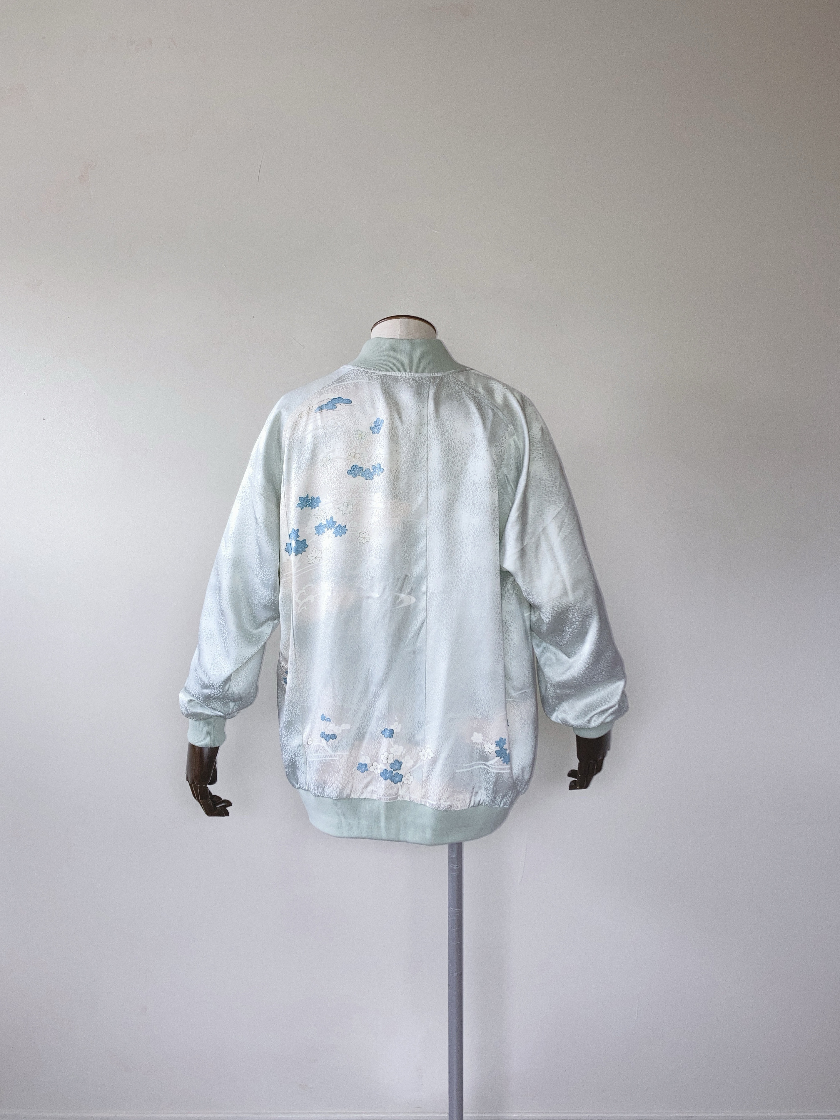 爽やかなライトグリーンの絹ジャケット 3XL - 着物リメイク 手描き花柄 和柄 日本製 一点物