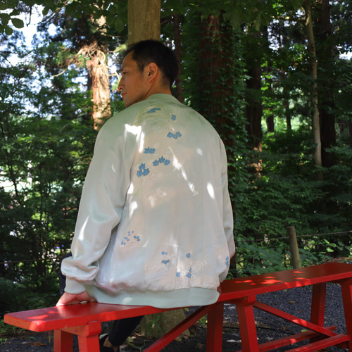 爽やかなライトグリーンの絹ジャケット 3XL - 着物リメイク 手描き花柄 