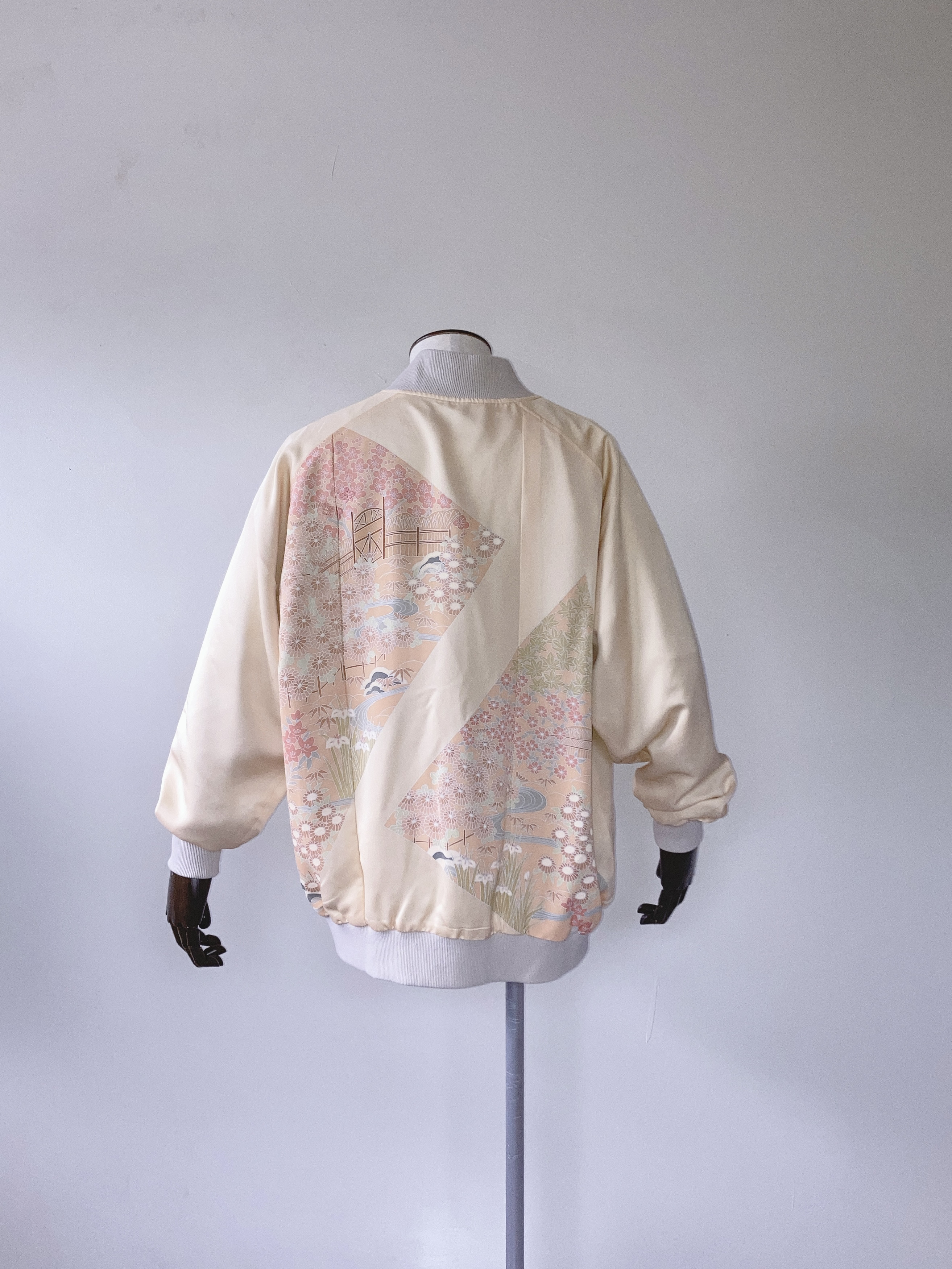 淡いクリーム色の絹ジャケット 3XL - 着物リメイク 手描き風景柄 和柄 日本製 一点物