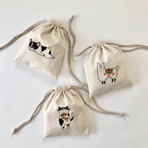 シー様オーダー　刺繍　ハンドメイド　巾着　パグ　犬　手刺繍　キナリ　巾着ポーチ シー様オーダー 刺繍 ハンドメイド 巾着 パグ 犬 手刺繍 キナリ