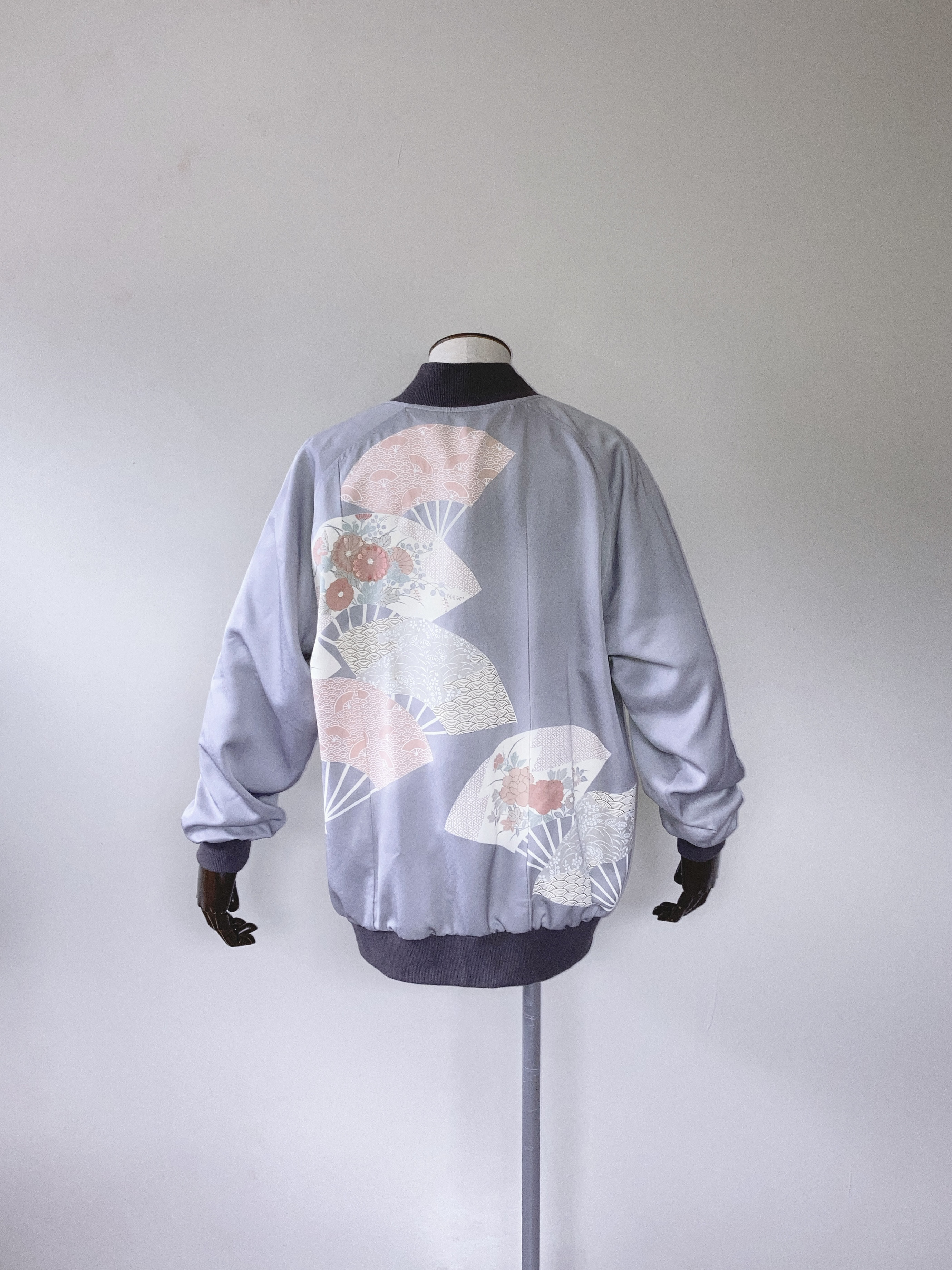 上品なグレーの絹ジャケット 3XL - 着物リメイク 手描き扇子柄 和柄 日本製 一点物