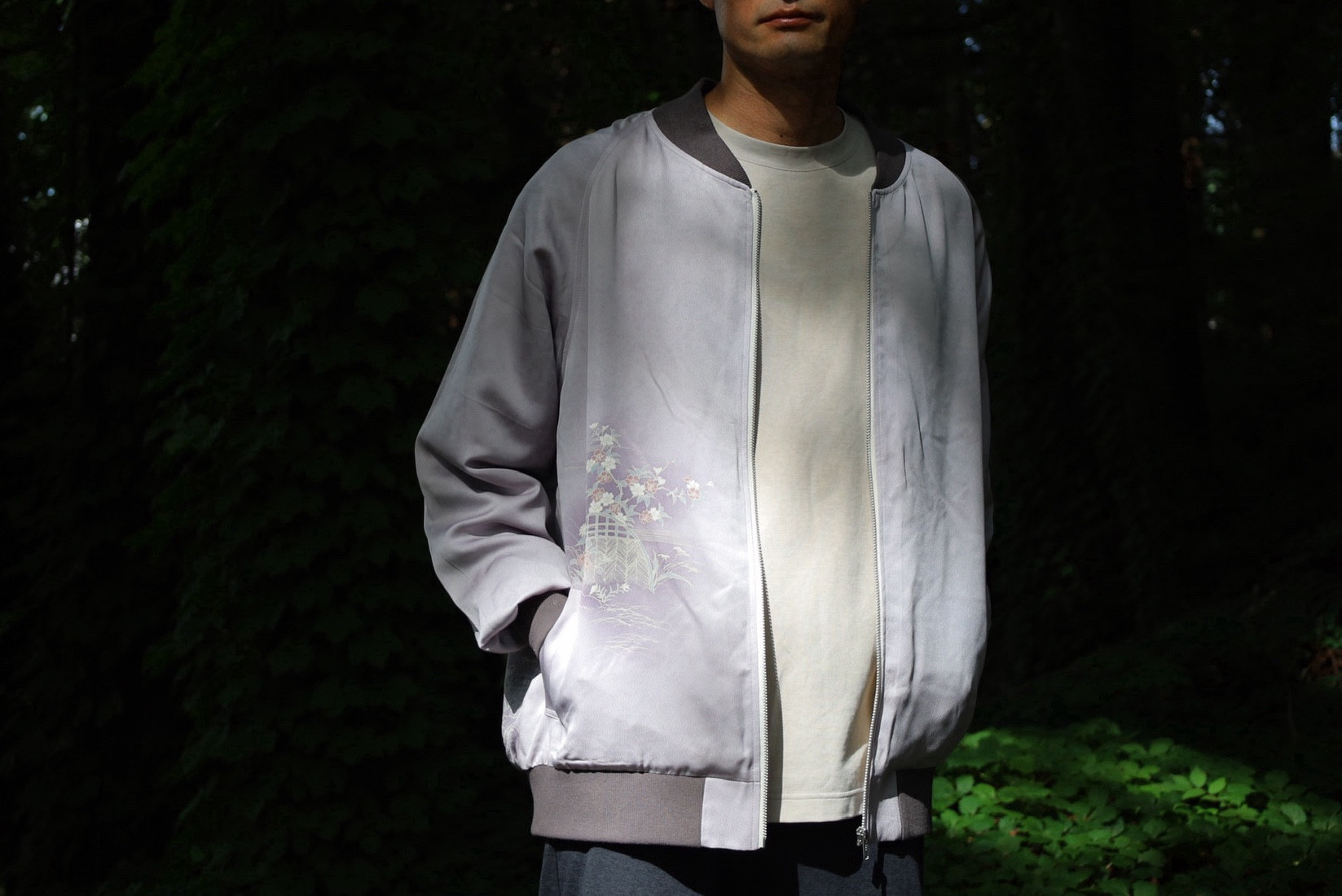 上品なグレーの絹ジャケット 3XL - 着物リメイク 手描き和柄 日本製 一点物