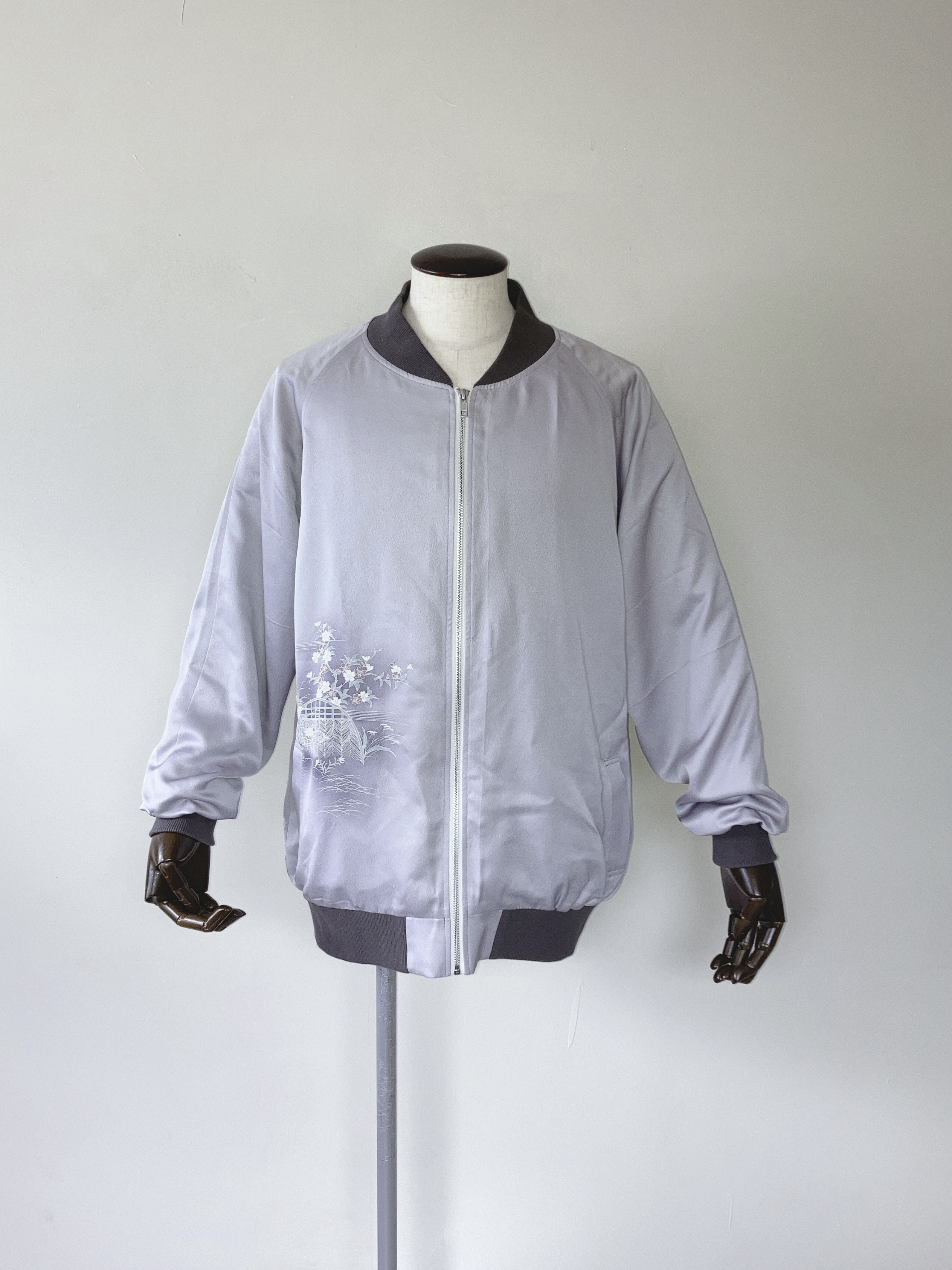 上品なグレーの絹ジャケット 3XL - 着物リメイク 手描き和柄 日本製 一点物