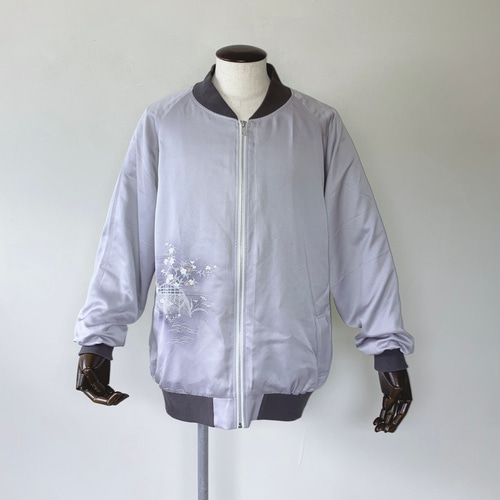 上品なグレーの絹ジャケット 3XL - 着物リメイク 手描き和柄