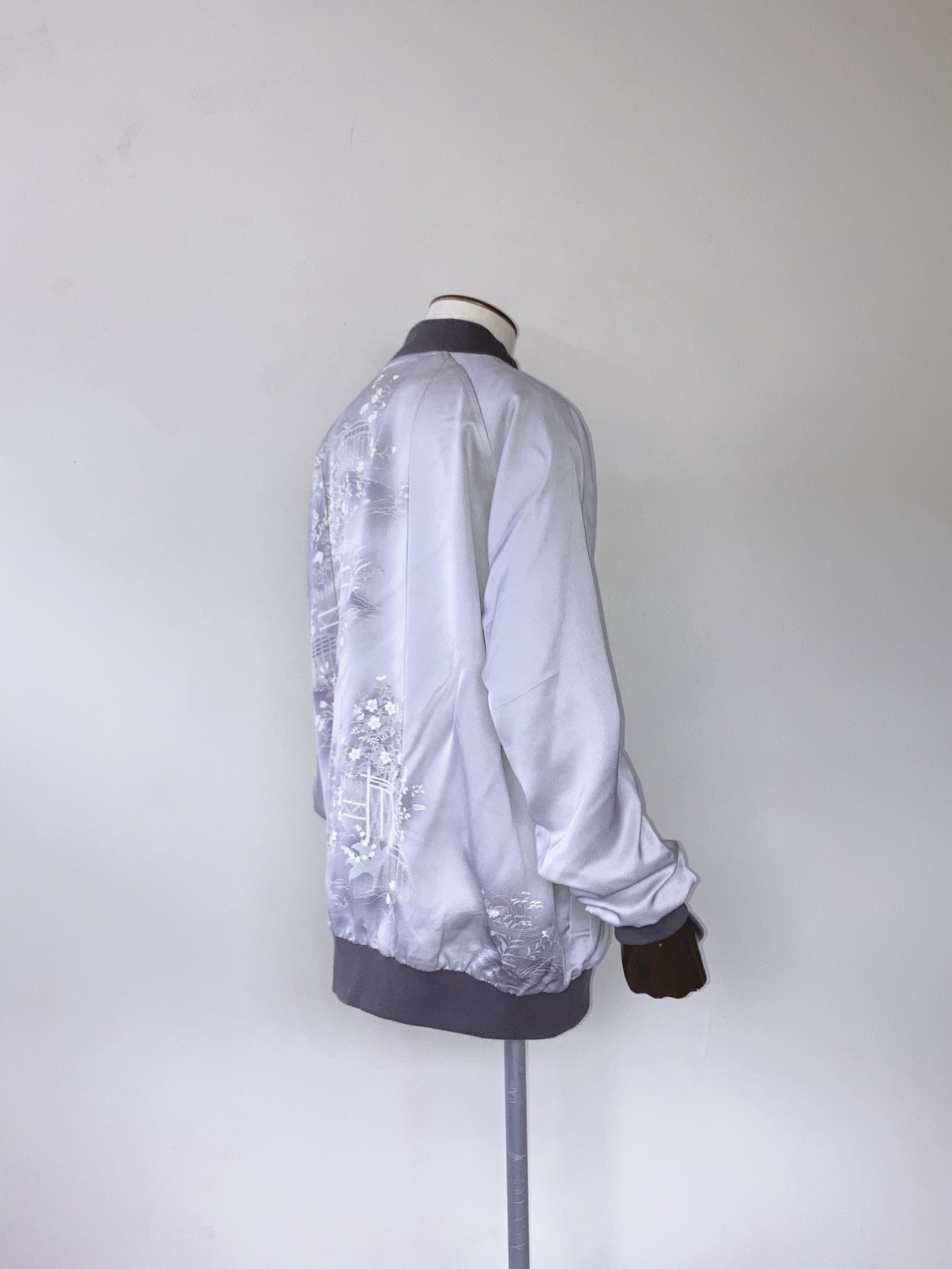 上品なグレーの絹ジャケット 3XL - 着物リメイク 手描き和柄 日本製 一点物