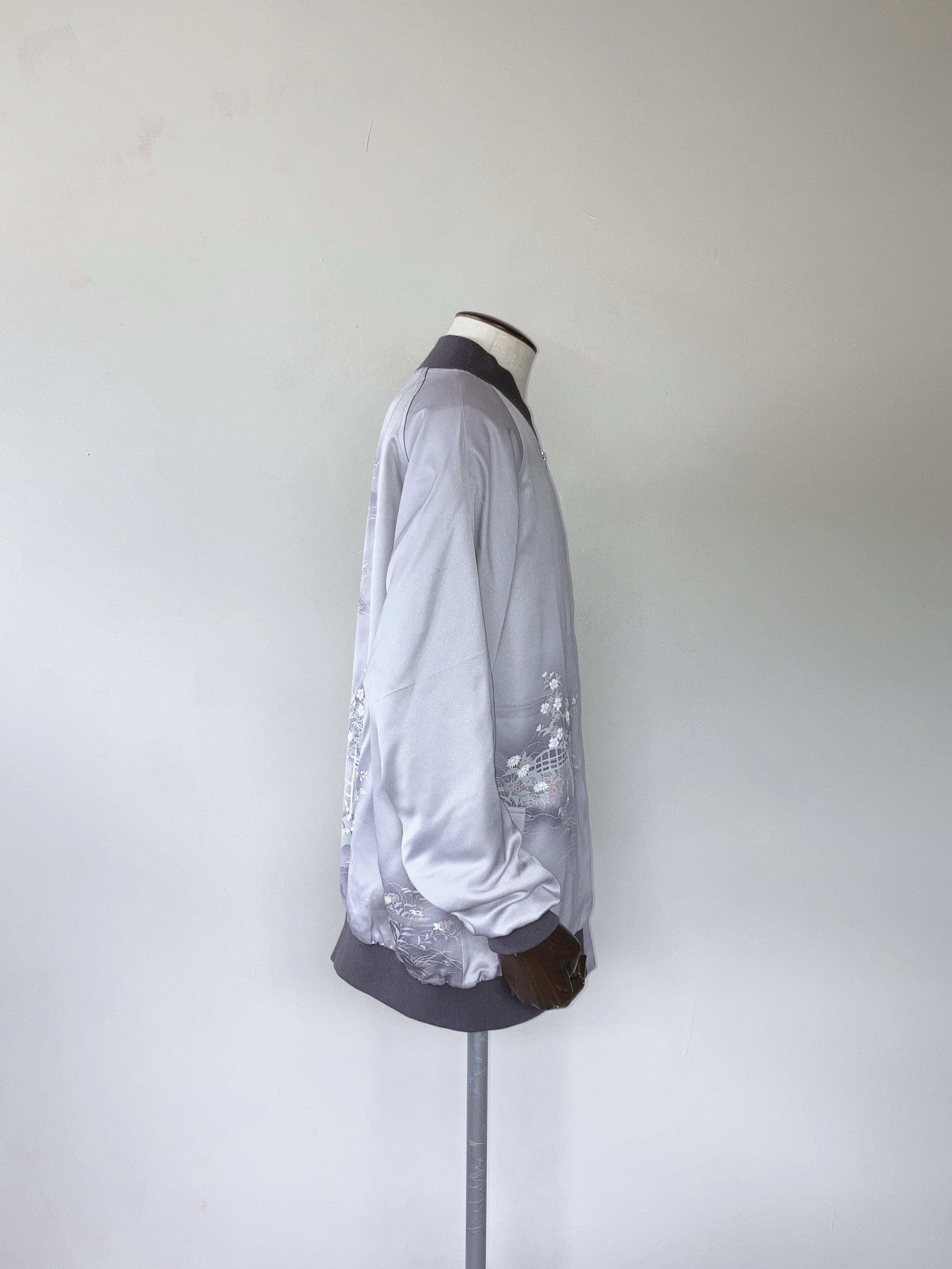 上品なグレーの絹ジャケット 3XL - 着物リメイク 手描き和柄 日本製 一点物