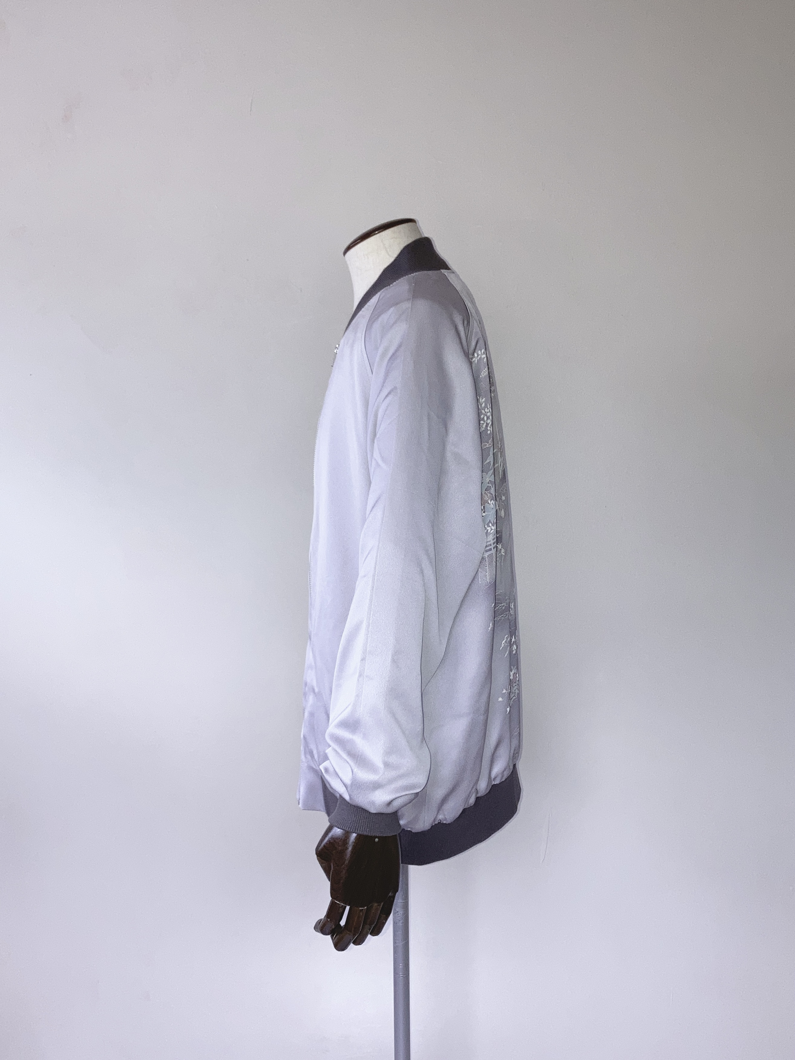 上品なグレーの絹ジャケット 3XL - 着物リメイク 手描き和柄 日本製 一点物