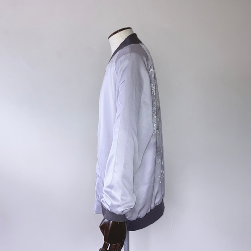 上品なグレーの絹ジャケット 3XL - 着物リメイク 手描き和柄