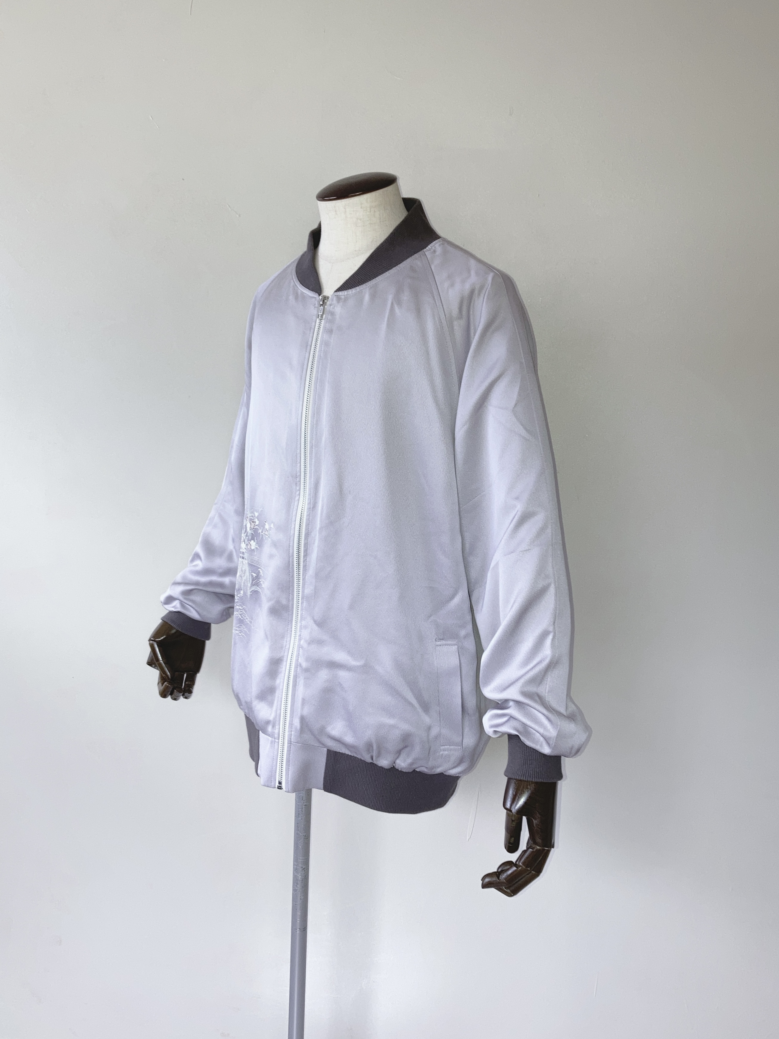 上品なグレーの絹ジャケット 3XL - 着物リメイク 手描き和柄 日本製 一点物