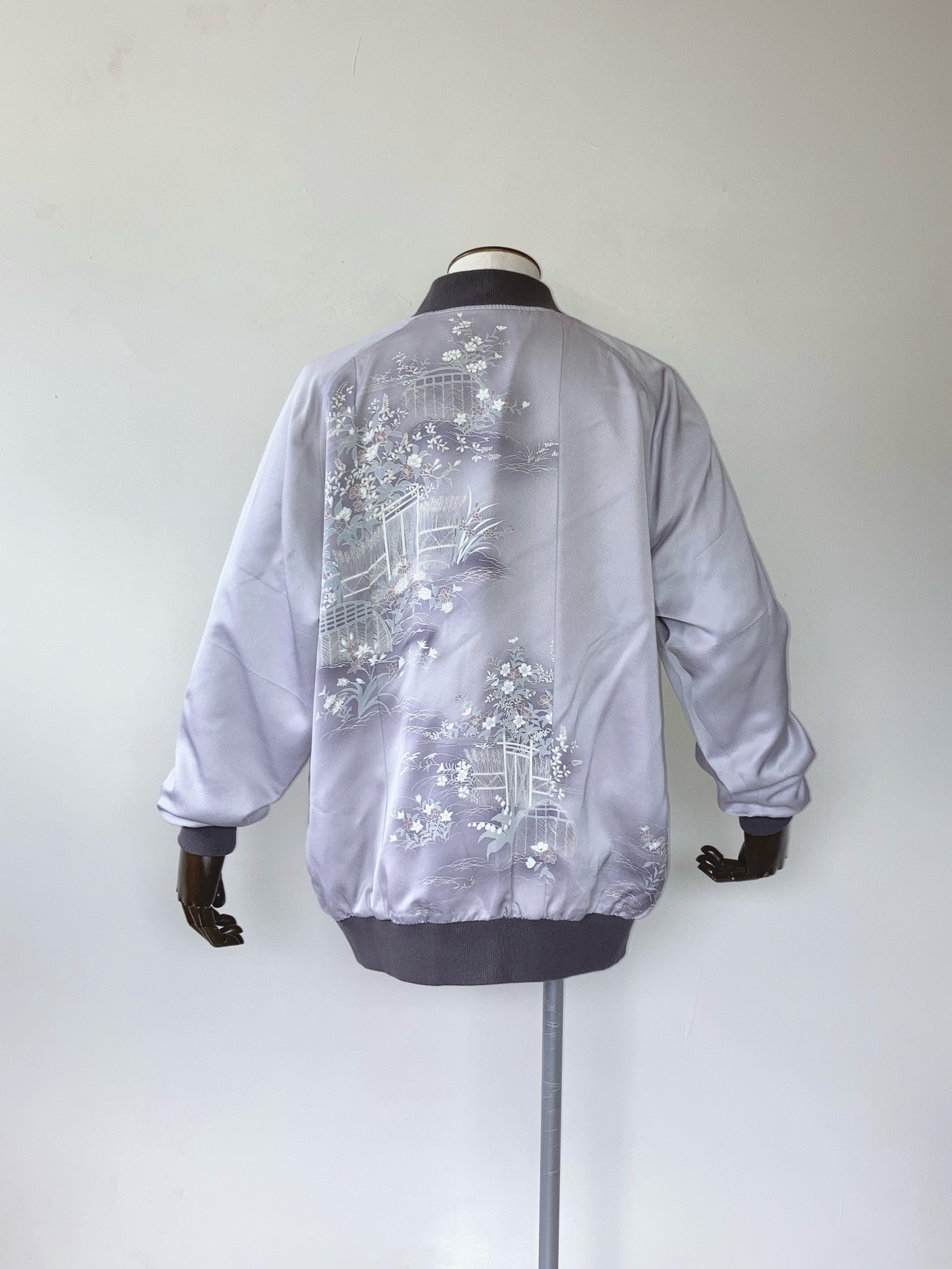 上品なグレーの絹ジャケット 3XL - 着物リメイク 手描き和柄