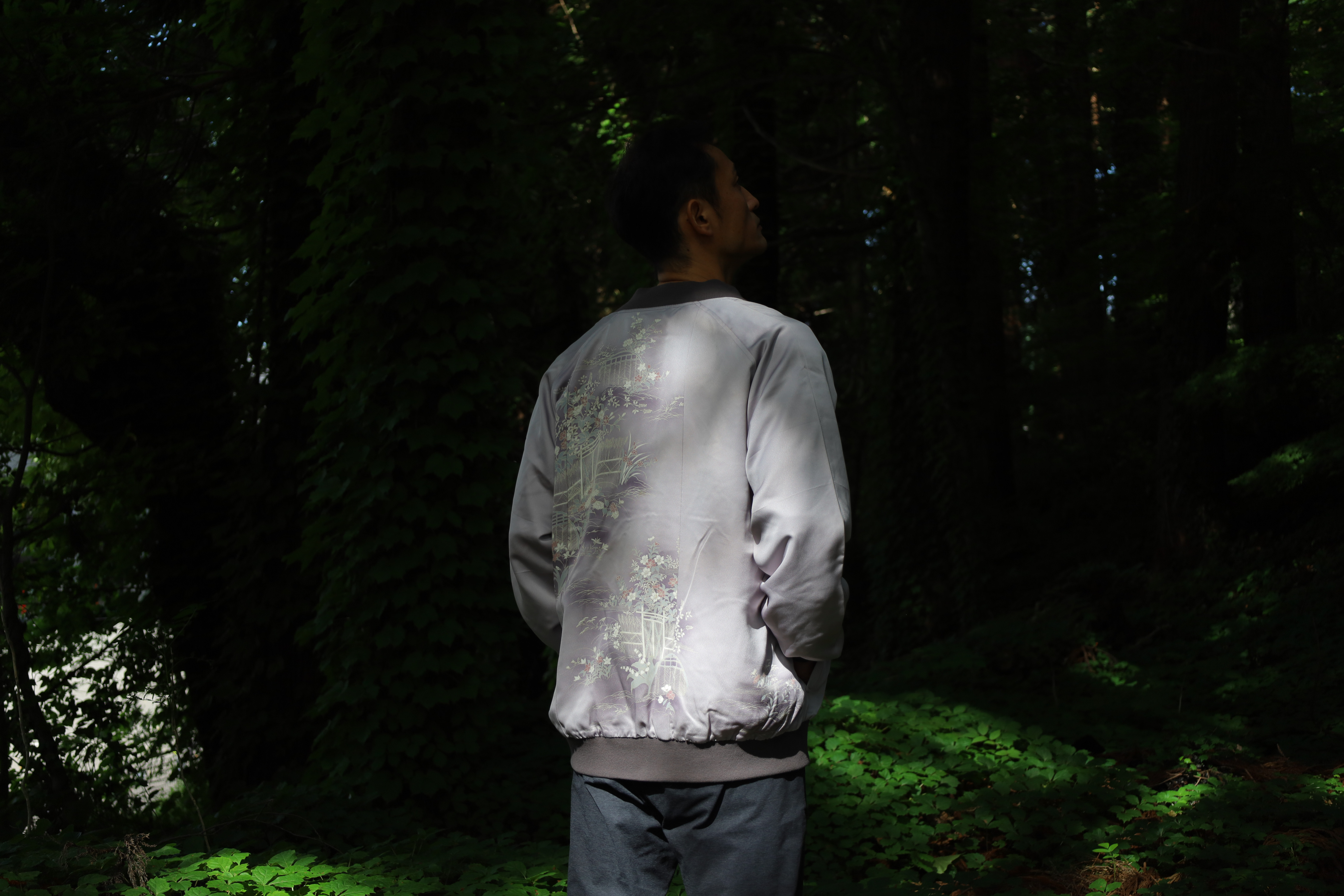 上品なグレーの絹ジャケット 3XL - 着物リメイク 手描き和柄 日本製 一点物