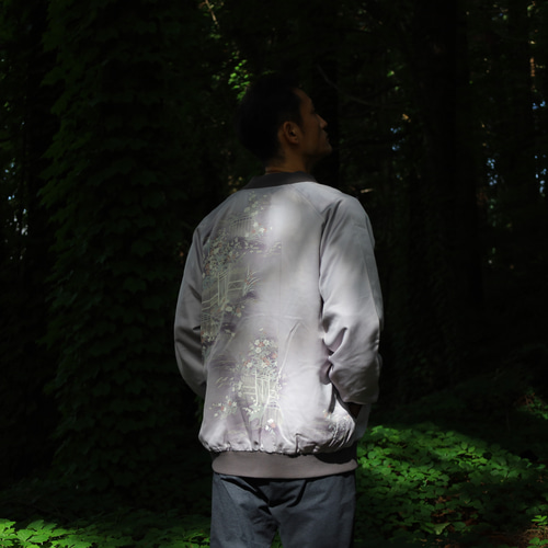 上品なグレーの絹ジャケット 3XL - 着物リメイク 手描き和柄