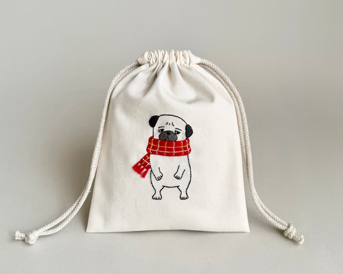 冬季限定》＊手刺繍＊巾着ポーチ（寒がりパグ） 巾着袋 ココカカオ