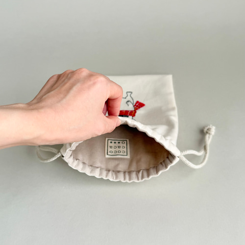冬季限定》＊手刺繍＊巾着ポーチ（寒がりパグ） 巾着袋 ココカカオ