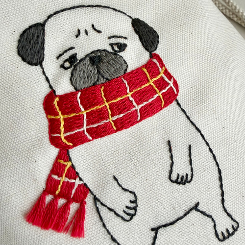 冬季限定》＊手刺繍＊巾着ポーチ（寒がりパグ） 巾着袋 ココカカオ