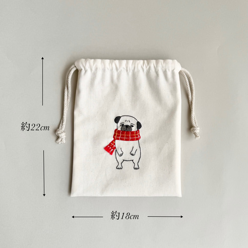 シー様オーダー　刺繍　ハンドメイド　巾着　パグ　犬　手刺繍　キナリ　巾着ポーチ 冬季限定》＊手刺繍＊巾着ポーチ（寒がりパグ） 巾着袋 ココカカオ