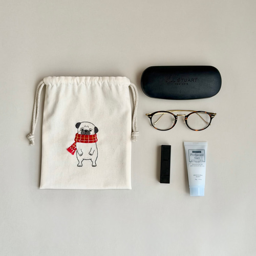 冬季限定》＊手刺繍＊巾着ポーチ（寒がりパグ） 巾着袋 ココカカオ