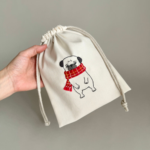 冬季限定》＊手刺繍＊巾着ポーチ（寒がりパグ） 巾着袋 ココカカオ
