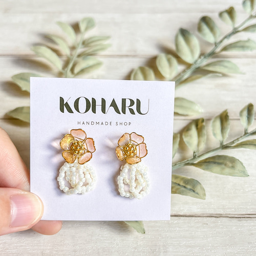 *お花とタッセルのアシメピアス*【No.307】 あんずの花とビーズタッセルのアクセサリー ビーズ 小ぶり お花 夏 秋