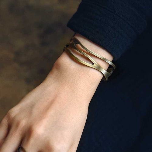 ビンテージ個性の透かし彫りデザインの真鍮の開口バングル 腕輪メンズ