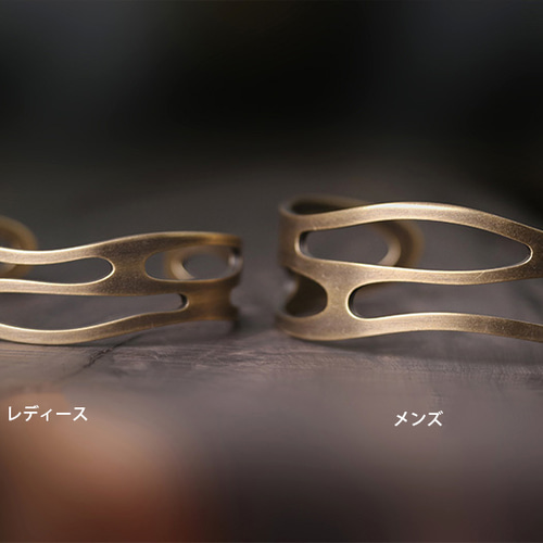 ビンテージ個性の透かし彫りデザインの真鍮の開口バングル 腕輪メンズ