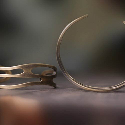 ビンテージ個性の透かし彫りデザインの真鍮の開口バングル 腕輪メンズ