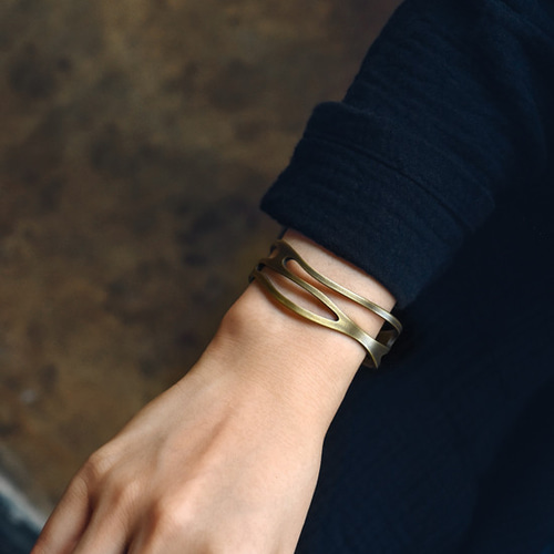 ビンテージ個性の透かし彫りデザインの真鍮の開口バングル 腕輪メンズ