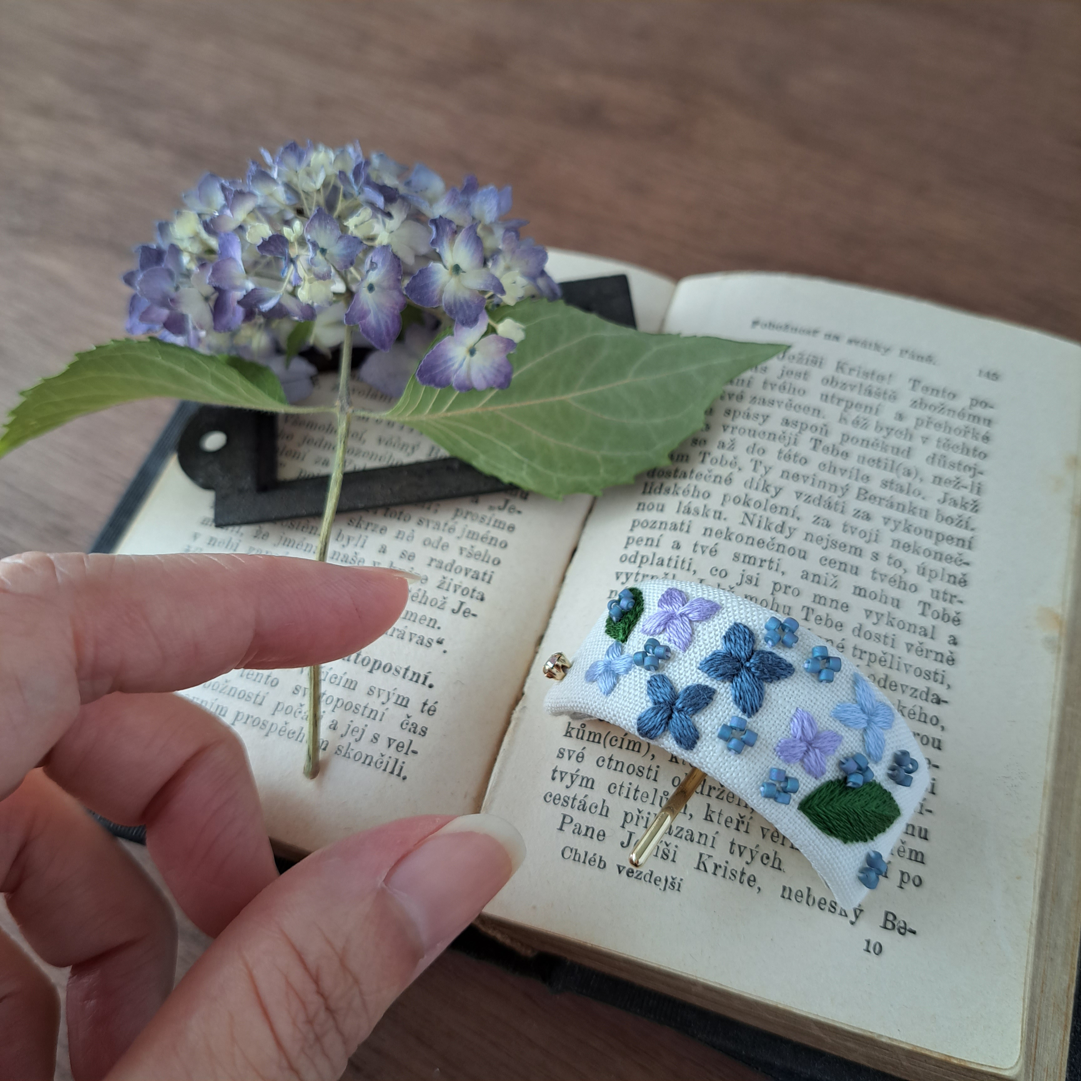 暑さと仲良しに　紫陽花刺繍ポニーフック　アンティークホワイト×パープル