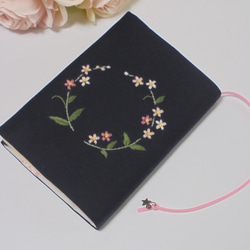 あいちゃん　手刺繍　聖書カバー　讃美歌カバー　こどもさんびかカバー 手刺繍 聖書カバー 讃美歌カバー こどもさんびか 文庫本 濃紺
