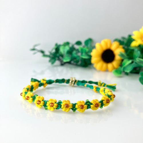 ひまわり＊ちいさなお花ブレスレット＊フラワーミサンガ＊刺繍糸