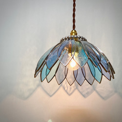 ステンドグラスのペンダントランプ 8角3段 ピンク、虹色クリア