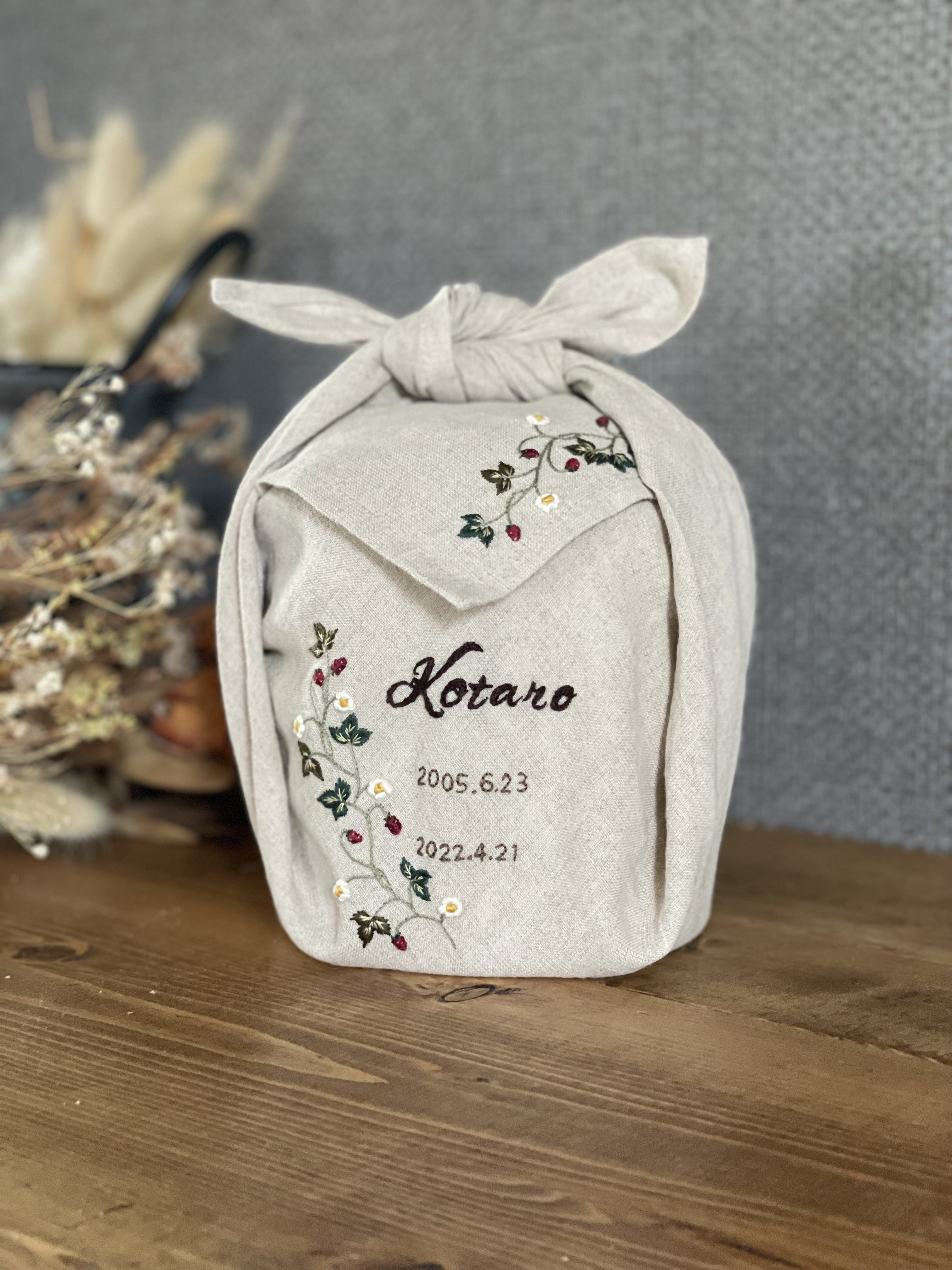 いちご刺繍骨壷カバー　風呂敷タイプ