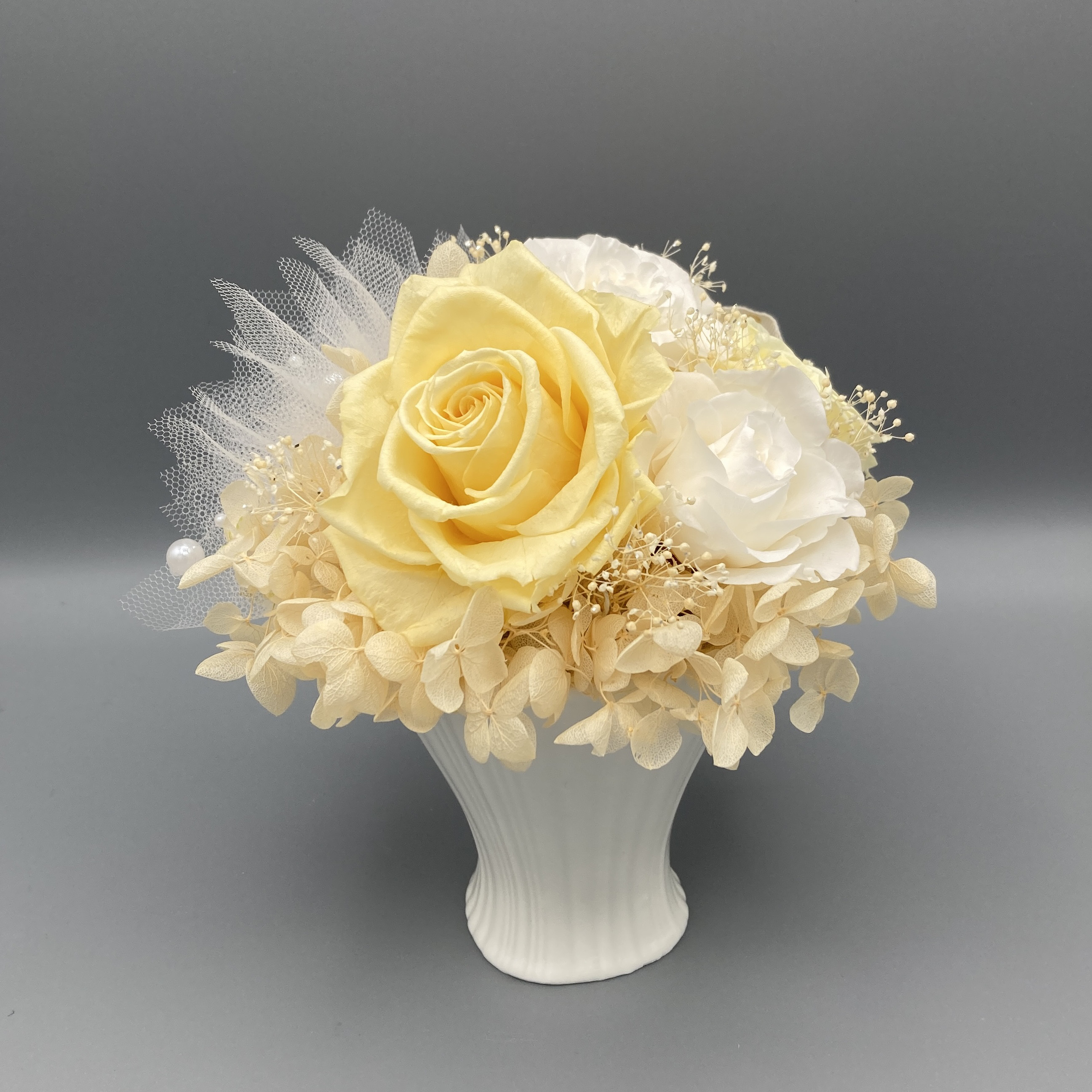 上質プリザーブドフラワー｜気品漂うバラのアレンジメント（ケース入り）